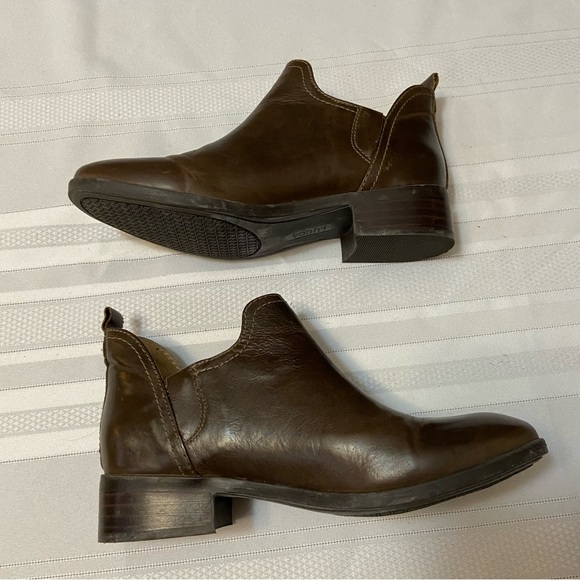 Lucca Lane Brown Leather Womens Ankle zippered Booties - EUC- size 6 - Picture 3 of 7